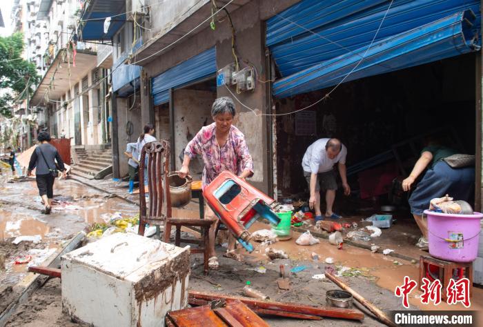 7月4日，萬(wàn)州區(qū)五橋街道，洪水退去后，居民搶救生活物資?！∪矫宪?攝