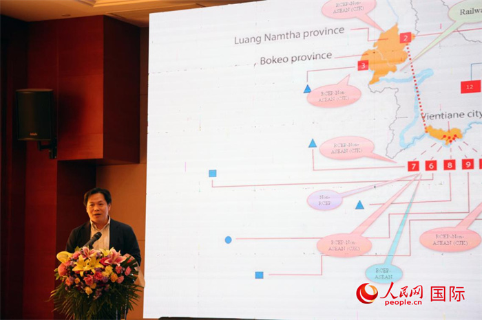 老撾計劃與投資部發(fā)展研究院院長史提羅斯·拉斯福尼在活動現(xiàn)場發(fā)言。人民網記者楊一攝