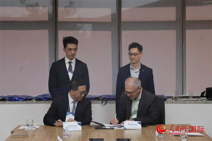 座談交流會上，中歐校友醫(yī)療健康產(chǎn)業(yè)協(xié)會與奧斯瓦爾多·克魯茲基金會簽署了合作備忘錄。人民網(wǎng)記者 時元皓攝