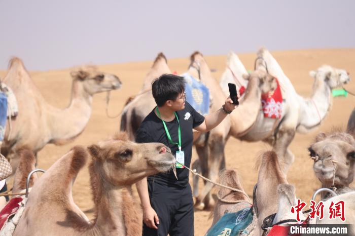 圖為臺(tái)胞體驗(yàn)大美內(nèi)蒙古?！⊥袐I供圖