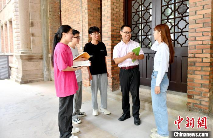 7月4日，臺(tái)灣教師陳昭志正在和學(xué)生交流。　呂明 攝