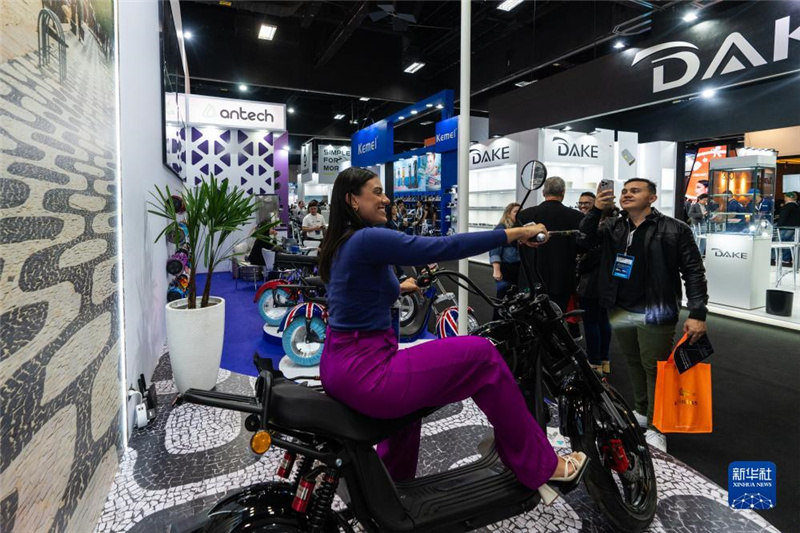 7月10日，在巴西圣保羅舉行的國際消費(fèi)類電子及家用電器產(chǎn)品展覽會(huì)上，參觀者體驗(yàn)一款電動(dòng)自行車。新華社記者 王天聰 攝