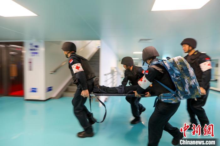 “和平方舟”號(hào)醫(yī)院船在西太平洋海域進(jìn)行反恐反海盜演練。圖為醫(yī)療救護(hù)組在轉(zhuǎn)運(yùn)“傷員”?！⌒煳?攝