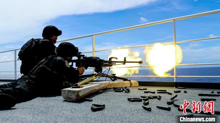 “和平方舟”號(hào)醫(yī)院船在西太平洋海域進(jìn)行反恐反海盜演練。圖為火力組隊(duì)員進(jìn)行警告射擊?！⌒煳?攝