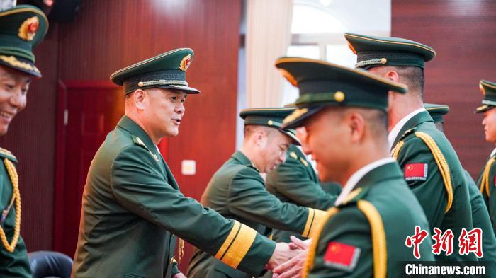 首長為晉銜官兵頒發(fā)任命狀?！堨狭?攝