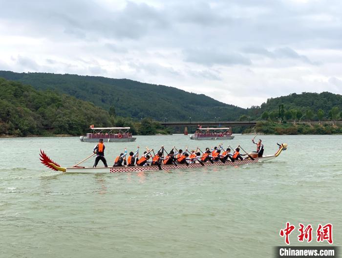 圖為龍舟賽活動(dòng)?！￡愳o 攝