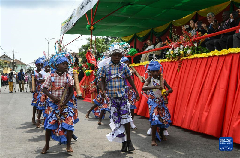 7月12日，演員在圣多美和普林西比圣多美島瓜達(dá)盧佩鎮(zhèn)舉行的獨(dú)立日慶典活動上表演。新華社記者 韓旭 攝