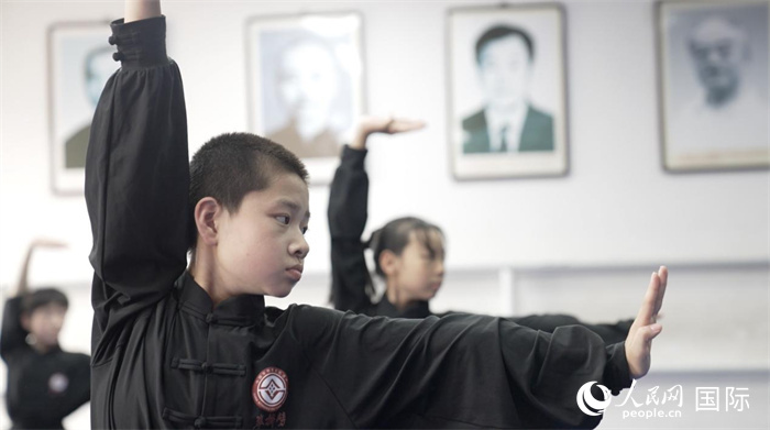 正在練習劈掛拳的武術(shù)學童。人民網(wǎng)記者 袁蒙攝