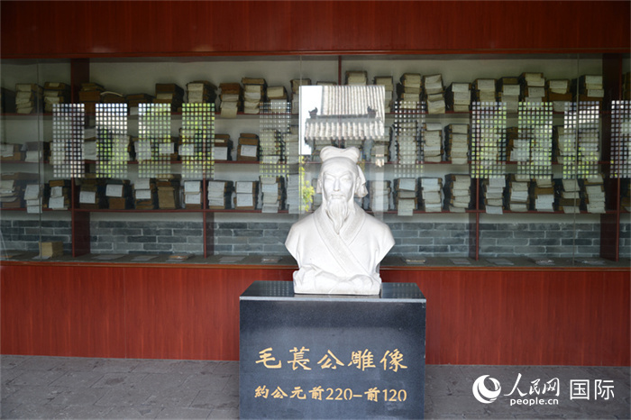 河間詩經(jīng)齋毛萇雕像。雕像后書櫥中陳列的是歷代各版本《詩經(jīng)》及譯本。 人民網(wǎng) 趙昭攝