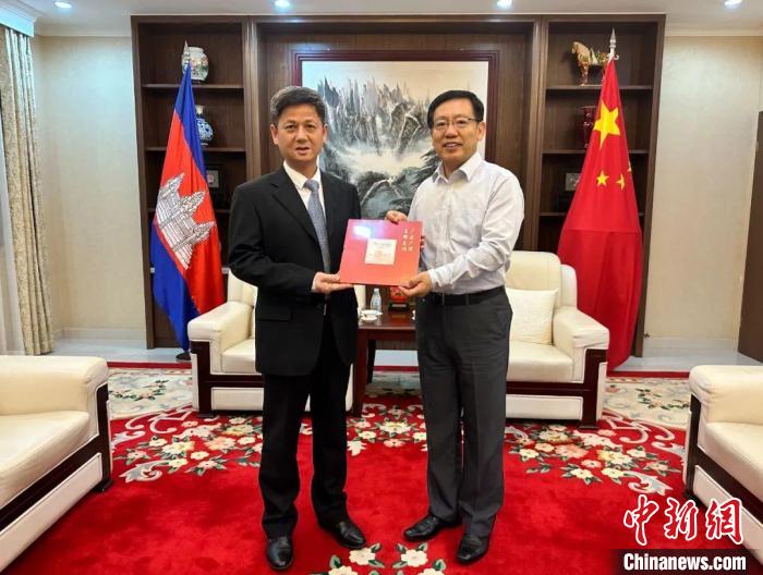 7月12日下午，中國駐柬埔寨大使王文天在金邊會(huì)見援柬中醫(yī)醫(yī)療隊(duì)。　中國駐柬埔寨大使館微信公眾號(hào) 攝