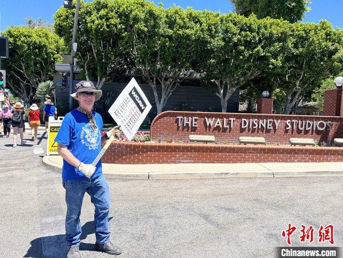 當(dāng)?shù)貢r(shí)間7月14日上午，華納兄弟、迪士尼等美國影視娛樂產(chǎn)業(yè)巨頭總部門前，有成百上千的人高舉“罷工”標(biāo)語牌游行示威。由于未能與美國電影和電視制片人聯(lián)盟(AMPTP)就新合同達(dá)成協(xié)議，擁有約16萬名會員的好萊塢三大工會之一美國影視演員協(xié)會(SAG-AFTRA)發(fā)起罷工，于14日起在洛杉磯和紐約的十余家制片公司外示威游行。 <a target='_blank' href='/'><p  align=