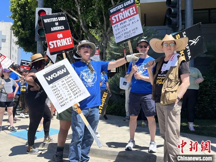 當(dāng)?shù)貢r(shí)間7月14日上午，華納兄弟、迪士尼等美國影視娛樂產(chǎn)業(yè)巨頭總部門前，有成百上千的人高舉“罷工”標(biāo)語牌游行示威。由于未能與美國電影和電視制片人聯(lián)盟(AMPTP)就新合同達(dá)成協(xié)議，擁有約16萬名會員的好萊塢三大工會之一美國影視演員協(xié)會(SAG-AFTRA)發(fā)起罷工，于14日起在洛杉磯和紐約的十余家制片公司外示威游行。 <a target='_blank' href='/'><p  align=