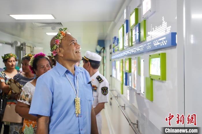 基里巴斯總統(tǒng)等政要參觀海上醫(yī)院?！⌒煳?攝