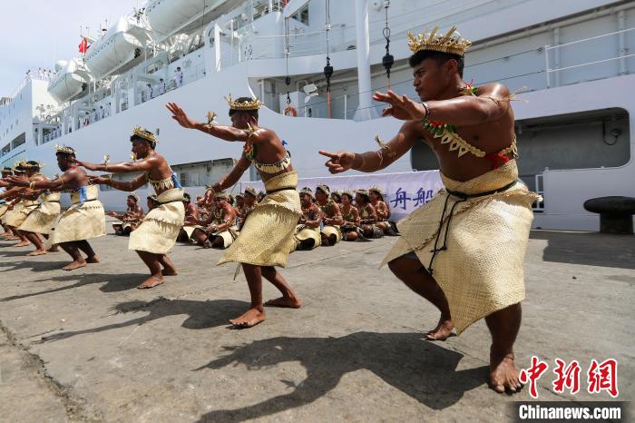 基方民眾表演當(dāng)?shù)靥厣璧?，歡迎“和平方舟”號(hào)醫(yī)院船來(lái)訪?！⌒煳?攝