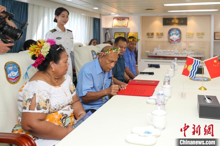 基里巴斯總統(tǒng)塔內(nèi)希·馬茂為“和平方舟”醫(yī)院船留言?！⌒煳?攝