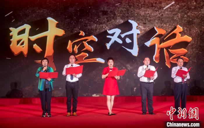 陳曉帆與顏福慶之孫顏志淵、陶行知曾孫陶侃、榮毅仁侄女榮智豐深情朗誦《與統(tǒng)戰(zhàn)先輩的時空對話》?！堦?攝