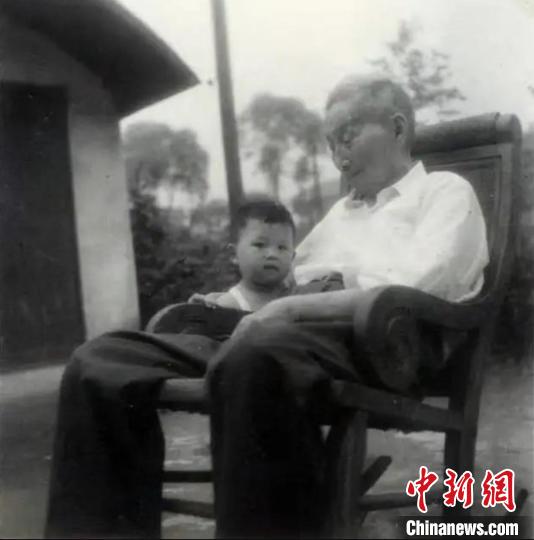 陳望道與幼年的陳曉帆。　陳曉帆供圖