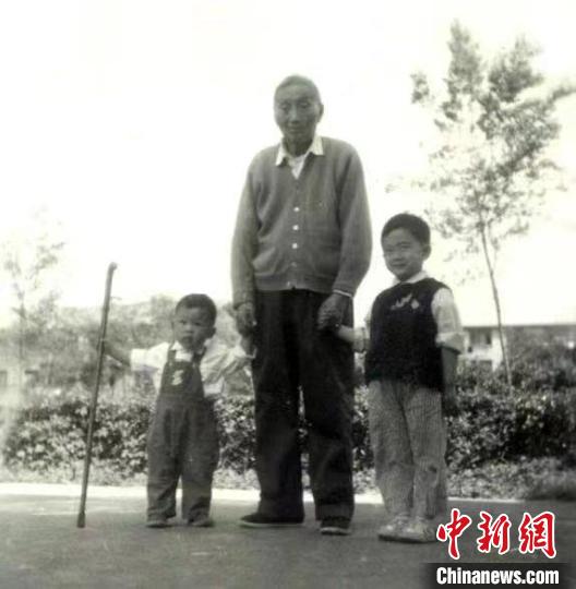 陳望道與幼年的陳曉帆(左)、陳曉帆的哥哥一起合影。　陳曉帆供圖