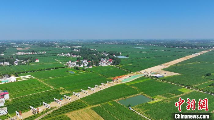 航拍合(肥)周(口)高速潁臨段8標架梁施工現(xiàn)場?！⒂癫?攝