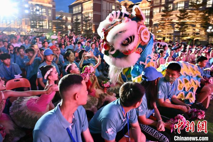 舞獅表演與現(xiàn)場(chǎng)觀眾互動(dòng)。　王東明 攝