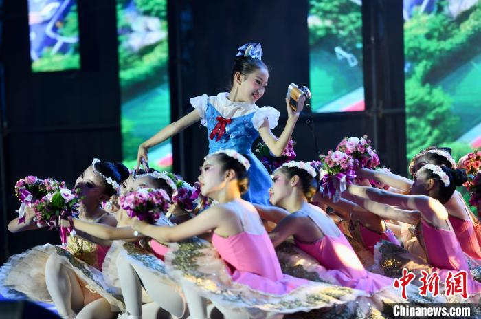 芭蕾表演《鮮花送給好朋友》?！⊥鯑|明 攝