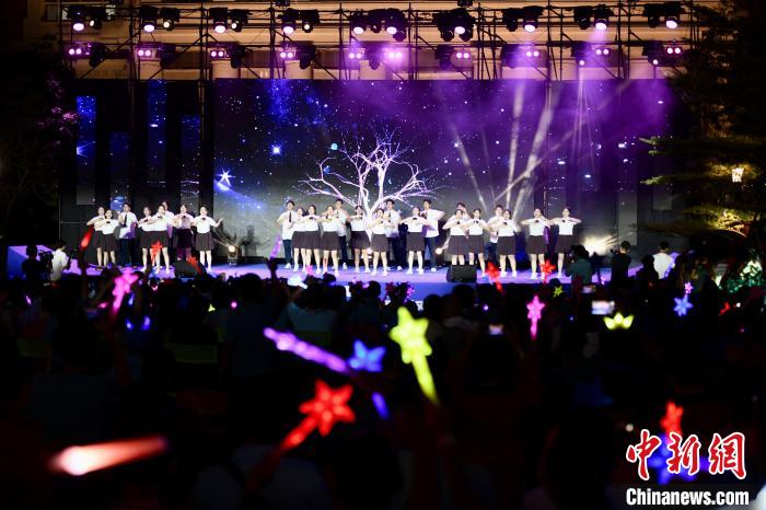 合唱表演《夜空中最亮的星》。　王東明 攝