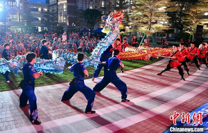 兩岸青少年同臺(tái)呈現(xiàn)龍獅表演。　王東明 攝