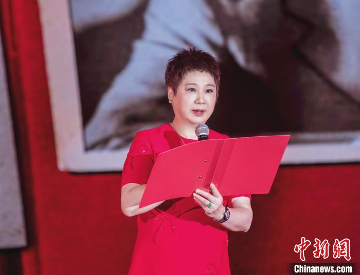 7月16日，榮智豐在2023年上海統(tǒng)戰(zhàn)文化周開幕活動中朗誦《與統(tǒng)戰(zhàn)先輩的時空對話》。　張昊 攝