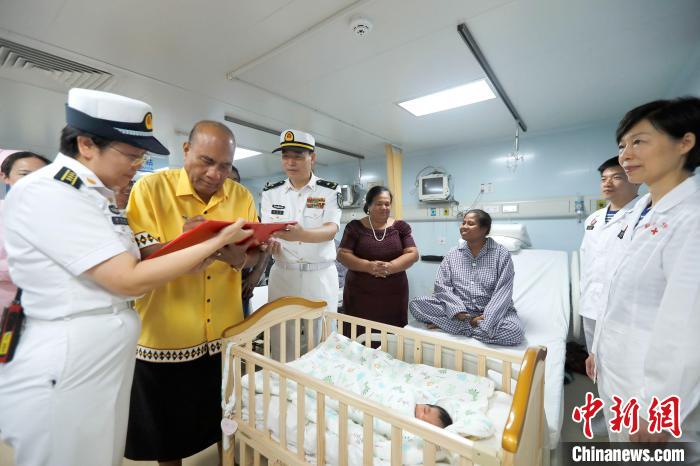 基里巴斯總統(tǒng)馬茂為新生兒取名，并在出生證明上親筆填寫寶寶名字?！±栌?攝