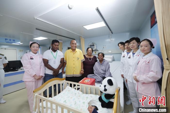 基里巴斯總統(tǒng)馬茂與海上醫(yī)院醫(yī)護人員、新生兒家人合影?！±栌?攝