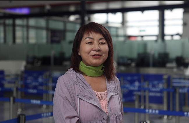 7月22日，曾經(jīng)在老撾瑯勃拉邦工作過3年的加拿大華僑孫月玲乘坐中老鐵路國際旅客列車從中國出境。衛(wèi)海林 攝