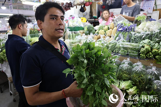 7月19日，泰國(guó)曼谷藍(lán)象餐廳員工向參加活動(dòng)的多國(guó)代表介紹如何挑選新鮮蔬菜。 人民網(wǎng)記者 張矜若攝