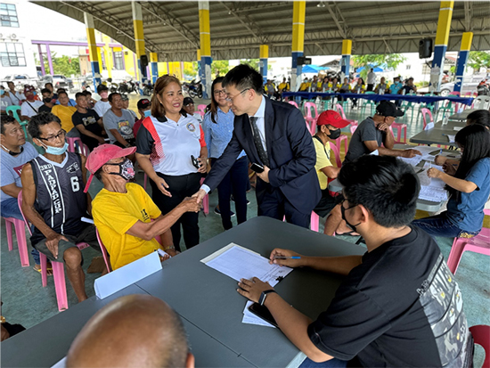 中方與菲方一道將中國援菲化肥分發(fā)至菲農(nóng)戶手中。中國駐菲律賓大使館供圖