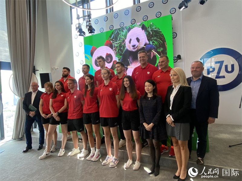 嘉賓與代表團代表合影。人民網(wǎng)記者 禹麗敏攝