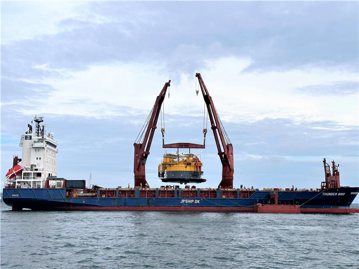 印尼拉維拉維項(xiàng)目32萬噸級(jí)單點(diǎn)系泊設(shè)備運(yùn)抵巴厘島巴板港口。張守剛攝