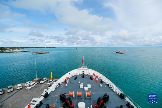 7月22日，中國海軍“和平方舟”號醫(yī)院船駛離基里巴斯首都塔拉瓦。當(dāng)?shù)貢r間22日上午10時，執(zhí)行“和諧使命-2023”任務(wù)的中國海軍“和平方舟”號醫(yī)院船圓滿結(jié)束對基里巴斯的首次訪問，駛離基里巴斯首都塔拉瓦，前往本次任務(wù)的第二站湯加努庫阿洛法港。新華社發(fā)（黎宇 攝）