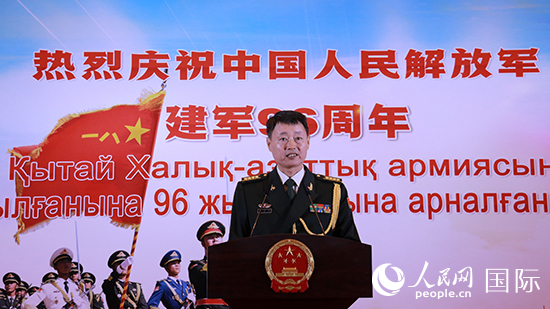 國防武官胡德君大校發(fā)表致辭。人民網(wǎng)記者 李強(qiáng)攝