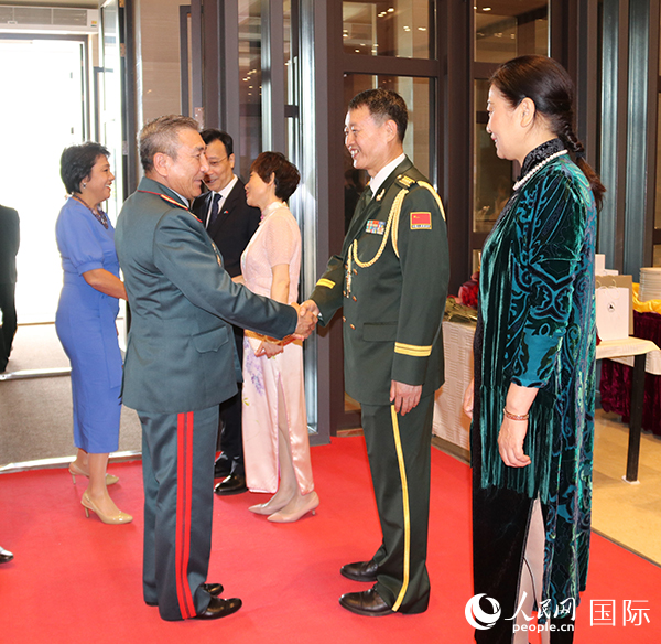 國防武官胡德君大校迎接賓客。人民網(wǎng)記者李強(qiáng)攝