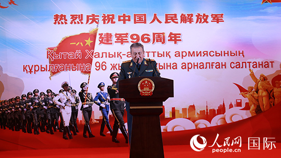 哈國防部副部長卡馬列特季諾夫中將發(fā)表致辭。人民網(wǎng)記者 李強(qiáng)攝