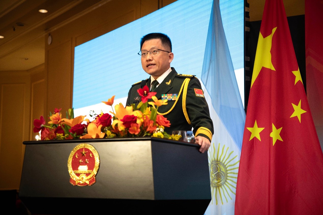 中國駐阿根廷大使館武官劉淼大校致辭。中國駐阿根廷大使館供圖