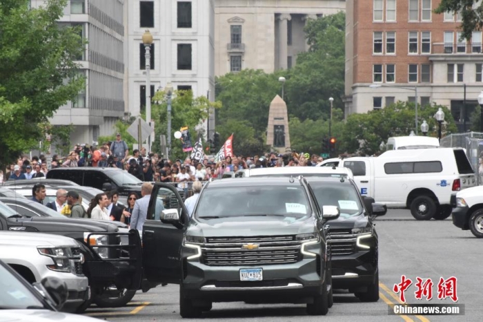 圖為特朗普出庭期間，其車隊和工作人員在聯(lián)邦法院外等待。<a target='_blank' href='/'><p  align=