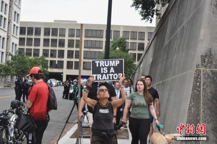 圖為聯(lián)邦法院附近的特朗普反對者。<a target='_blank' href='/'><p  align=