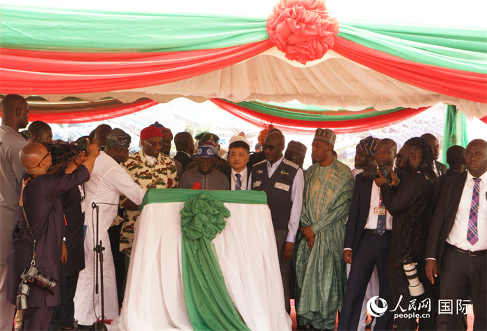 尼日利亞提努布為項目揭牌。人民網(wǎng)記者 姜宣攝