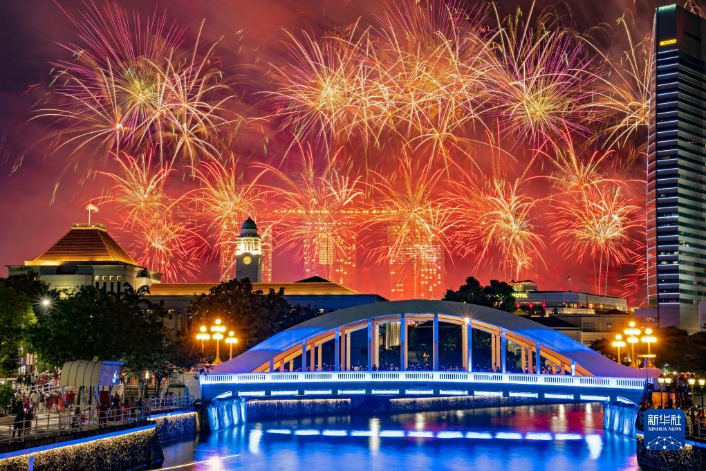 這是8月9日在新加坡國慶慶典上拍攝的煙花。