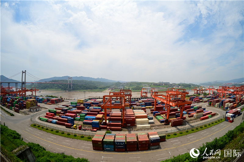 重慶果園港是我國內(nèi)河最大的鐵公水多式聯(lián)運樞紐港，也是西部陸海新通道的重要支點。圖為果園港全貌。人民網(wǎng)記者 苑基榮攝