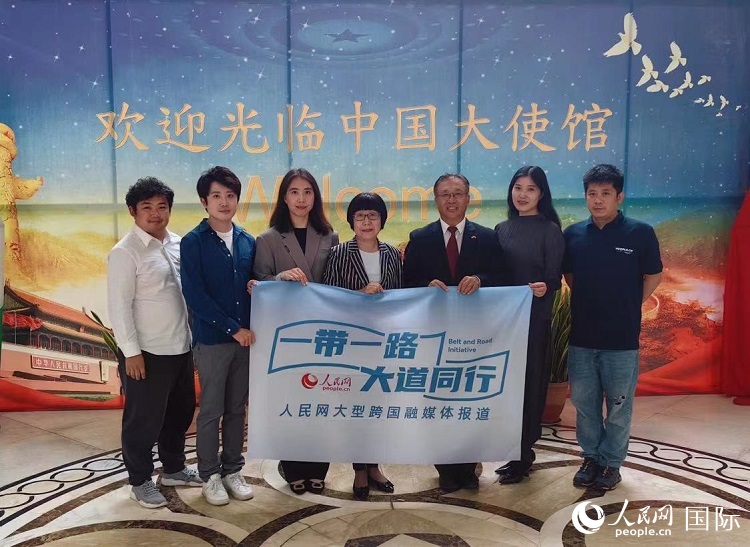 崔建春大使（右三）與人民網(wǎng)記者合影。