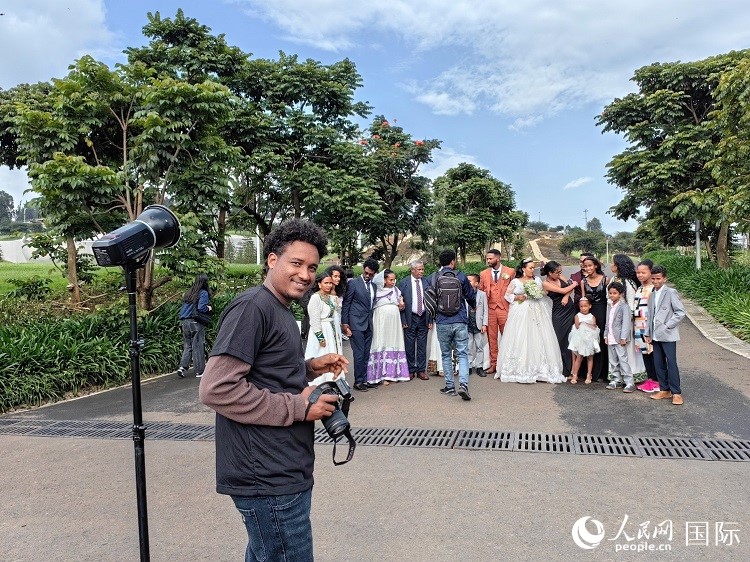 一對(duì)新人和親友在亞的斯亞貝巴友誼廣場合影。人民網(wǎng)記者 陳星星攝