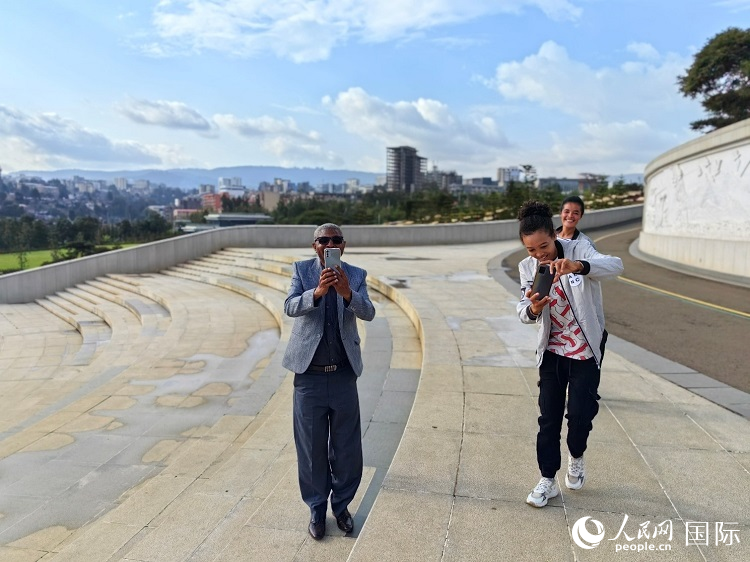 亞的斯亞貝巴友誼廣場的游客與人民網(wǎng)記者互動(dòng)。人民網(wǎng)記者 陳星星攝