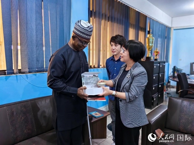 人民網(wǎng)監(jiān)事會(huì)主席唐維紅（右一）帶隊(duì)訪問尼日利亞通訊社，與該社總裁布克·龐勒（左一）交流。人民網(wǎng)記者 陳星星攝