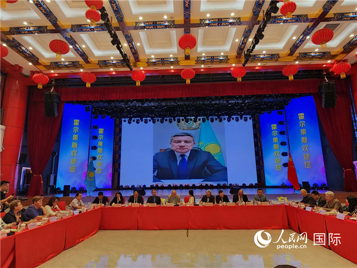 哈外交部駐阿拉木圖副代表拉伊莫夫視頻致辭。人民網(wǎng)記者 李強(qiáng)攝